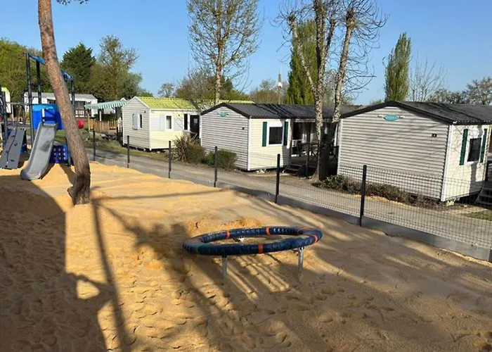 אתר קמפינג Mobil-home Pour 4 Personnes Avec Terrasse - Api-1-52-341