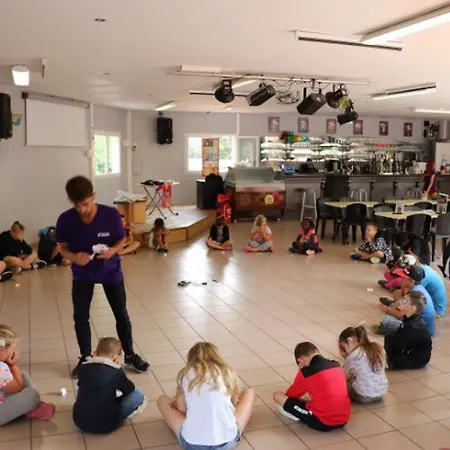 مكان تخييم Mobil-home Pour 4 Personnes Avec Terrasse - Api-1-52-341