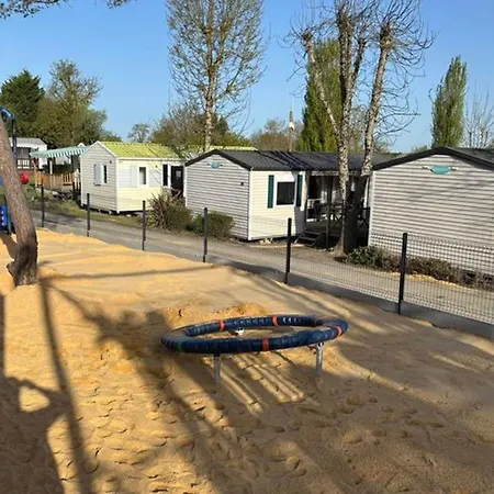 مكان تخييم Mobil-home Pour 4 Personnes Avec Terrasse - Api-1-52-341