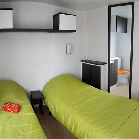 مكان تخييم Mobil-home Pour 4 Personnes Avec Terrasse - Api-1-52-341 *